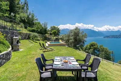 Image de Belle maison de vacances privée avec bain à remous, piscine privée, climatisation, Tv, patio
