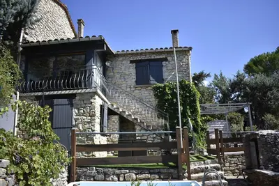 Image de maison de campagne en pierre à 40 km au nord de Montpellier