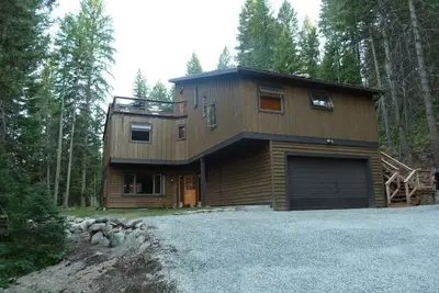 Image de Maison rustique, luxueuse et contemporaine avec terrasse extérieure relaxante et faune.
