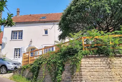 Image de ** Nouveau ** Maison de village surélevée avec des intérieurs élégants et une vue imprenable.