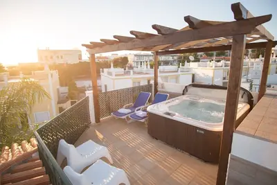 Image de Villa de luxe 3 chambres à Alvor avec terrasse sur le toit jacuzzi jacuzzi par AlvorBeach