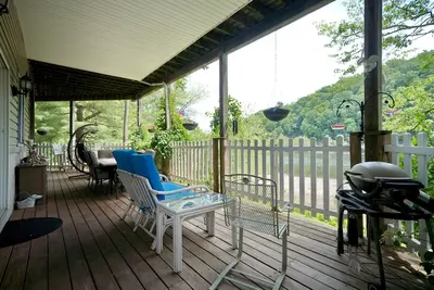 Image de Retraite fluviale avec appartement privé et terrasse sur la magnifique rivière Delaware