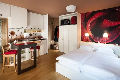 Image de Charmant studio pour 2, à distance de marche des attractions, des cafés, des restaurants. . .