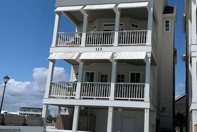 Image de Nouvelle piscine privée de 5 chambres DirectOceanfront, pour 12-14 personnes.