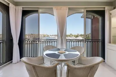 Image de Avril 2020 Disponible! Vero Beach Grand Harbour Penthouse avec vue sur le bassin des yachts