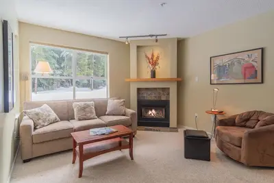 Image de Condo 1 Bdrm avec piscine et bain à remous dans le complexe | À quelques pas d'Upper Village