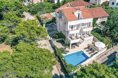 Image de Belle maison à Okrug Donji avec WiFi