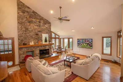 Image de Private 7br Mtn Lodge, vues, terrasses, ruisseau, foyer extérieur, amis des animaux, baby-foot