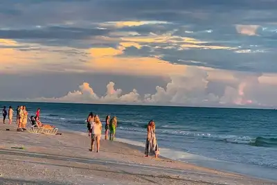 Image de À quelques pas d'une plage de sable blanc!