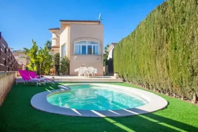 Image de Maison de vacances de bon goût avec piscine au milieu de la rue Colonia Jordi près d'Es Trenc