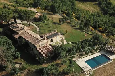 Image de Ferme familiale parfaite pour 12 personnes avec une superbe piscine à débordement et un grand jardin
