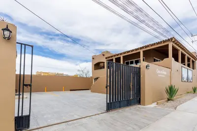 Condo de luxe 6bd / 5Bath By Sandy Beach!