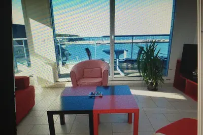 Image de Vue Mer, au calme sur le port. Clair et confortable. Grand balcon-terrasse.