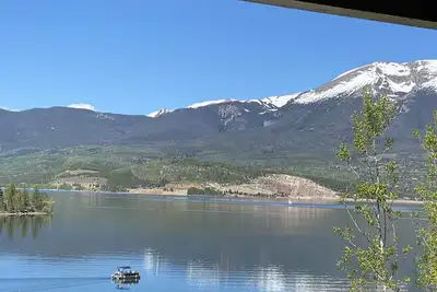 Image de Lac Dillon + Vue montagne, proche de toutes les stations de ski et des commerces!