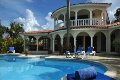 Image de Villas de luxe de 3 chambres, vue d'ensemble de la propriété vivante du complexe tout compris