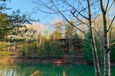 Image de Lake Cabin avec vue imprenable sur le lac, bain Ă remous et table de billard avec wi-fi.