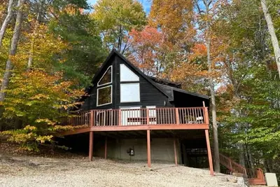 Image de Lake Cabin dans un magnifique cadre boisé surplombant un lac cristallin.