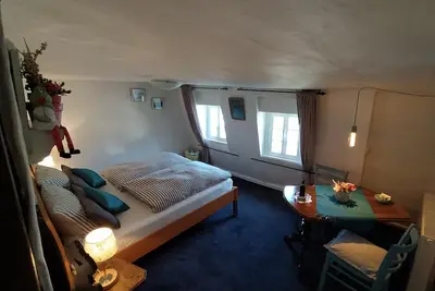 Image de Dormir dans une maison séculaire, écossaise et tordue, idyllique D. Rur au milieu d'Altstadt
