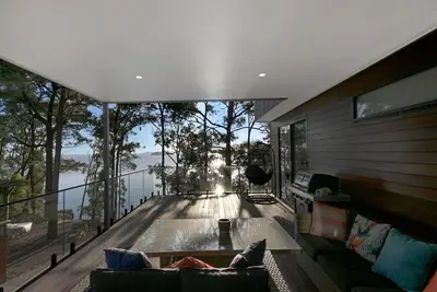 Image de Maison de vacances à North Arm Cove avec une vue imprenable et accès à la plage privée