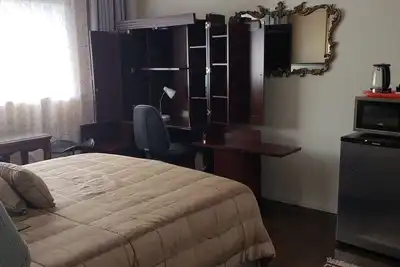 Image de Grande chambre confortable avec salle de bain privée dans une grande maison