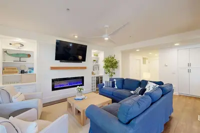 Image de Magnifiquement décorée Huntington Villa directement en face de la plage!