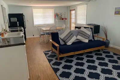 Image de Spacieux 1br 1ba avec cuisine complète et salon - 1k pieds carrés