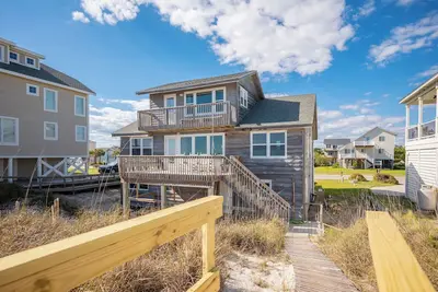 Image de Re-Juvenated: 5 Br / 4 Ba maison Ă Oak Island, pour 10 personnes