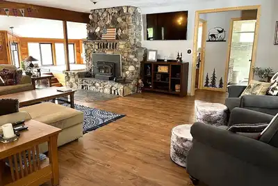 Image de Very open, beautiful and cozy one level, 3 bed, 2 bath Cabin all on One Level.