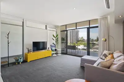Image de Vue sur les toits de la ville de luxe récemment meublé Apt