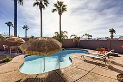 Image de Pool Home ~ 9 personnes ~ Fire Pit ~ Près de tout ~ Bbq ~ 55 \"Tv