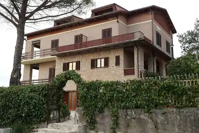 Image de villa dans une région vallonnée avec vue panoramique