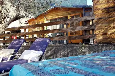 Image de Cabine privée en bois \"The Luv Shack\" avec bain à remous