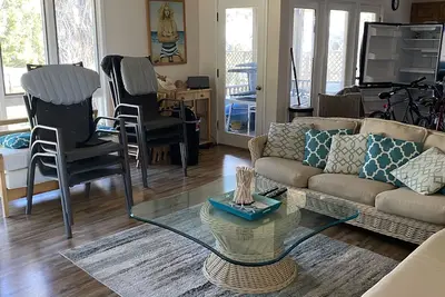 Image de ACTIVITÉS Quotidiennes Gratuites! Charmant chalet de plage de 3 chambres et 2 salles de bain situé sur le canal avec un quai.