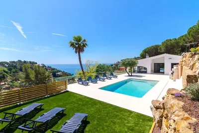 Image de Club Villamar - Découvrez le charme paisible d'une villa isolée à Tossa de Mar, à 250 mètres de l. . .