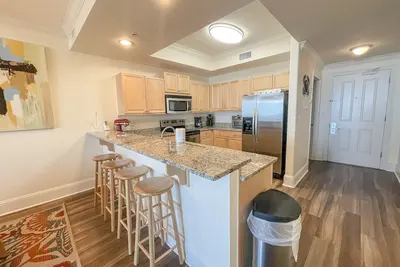 Magnifique Condo Front du Golfe avec cuisine bien équipée et balcon bien aménagé.