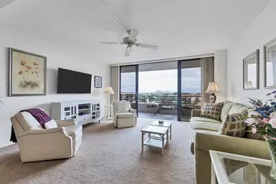 Image de Imprégnez-vous de l'ambiance d'une vraie maison lorsque vous séjournez dans cette magnifique maison de vacances de 2 chambres et 2 salles de bains au cœur de Siesta Key!