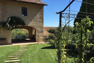 Image de Maison de conte de fées avec vue panoramique sur les collines de Monferrato