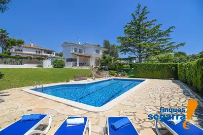Image de Villa privée avec jardin, piscine et terrain de basket