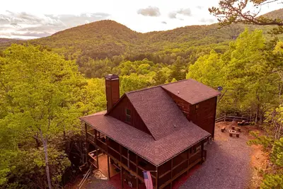 Image de Dogwood Dream - Incroyable retraite familiale entourée de lauriers des montagnes