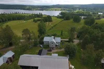 Ferme avec vue sur le lac / Ferme avec vue sur le lac