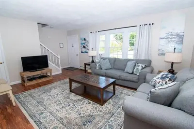 Image de Dreamy Eastward Look Beach Home! Marchez jusqu'à Scarborough! Look frais et propre avec Ac!