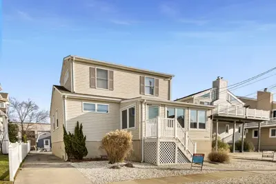 Image de Bloc situé au centre, à distance de marche de la plage, de la baie, des bars et des restaurants, du supermarché et du magnifique parc. La plage n'est qu'une des deux plages de surf de tout Stone Harbor.