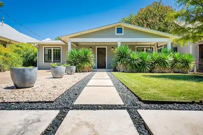 Image de Charming and updated Home one block from Main Street.