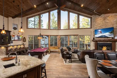 Image de Chalet De Luxe - Haut de gamme 4 chambres (12 couchages), bain à remous, emplacement idéal!