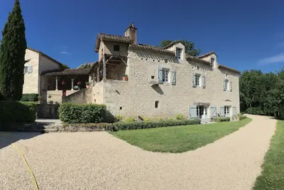 Image de Demeure de charme en pierre avec piscine chauffée 4x10