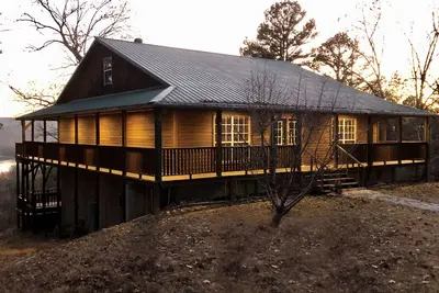 Image de Nouvelle liste! ! ! Isolé 3 acres sur la rivière White. Cabine personnalisée avec HotTub.