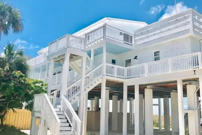 Image de Belle maison de 5 chambres, bord de l'eau avec jetée privée et piscine!