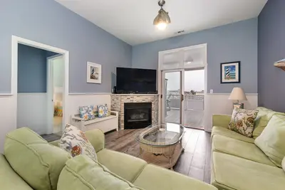 Image de Nouvelle Liste! Magnifique condo avec vue sur la baie, piscines partagées et balcon privé!