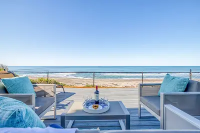 Image de Spectaculaire maison moderne en bord de mer avec bain à remous, salle de jeux, grande vie en plein air