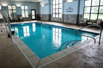 Studio près de l'U du Kentucky. Petit déjeuner gratuit. Bassin. Gym.